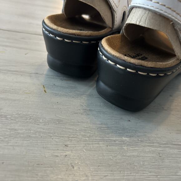 Clarks White Lexi Open Toe Stitched Bow Leather Sandal Sz 9.5 - Picture 4 of 9